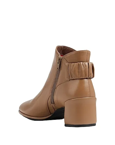 https://images.styletyx.com/images/light-brown-leather-ankle-boot-pas-de-rouge-586553_3.webp