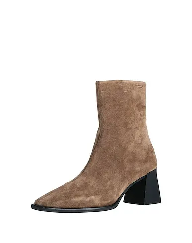 https://images.styletyx.com/images/light-brown-leather-ankle-boot-vagabond-shoemakers-3113561_2.webp
