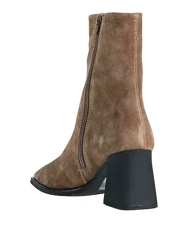 https://images.styletyx.com/images/light-brown-leather-ankle-boot-vagabond-shoemakers-3113561_3.webp