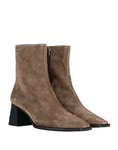 https://images.styletyx.com/images/light-brown-leather-ankle-boot-vagabond-shoemakers-3113561_4.webp