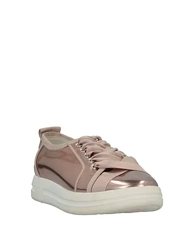 https://images.styletyx.com/images/light-brown-sneakers-ballin-3092025_2.webp