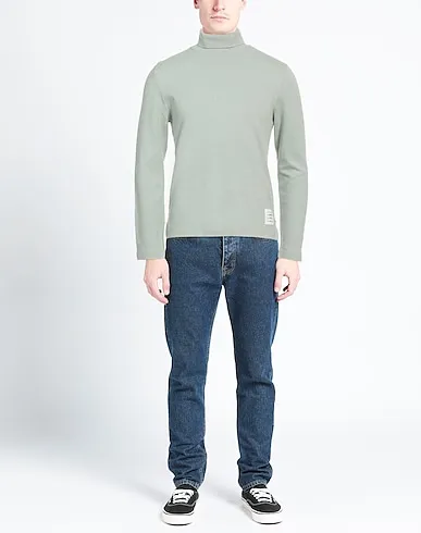 https://images.styletyx.com/images/light-green-jersey-t-shirt-thom-browne-1008254205_2.webp