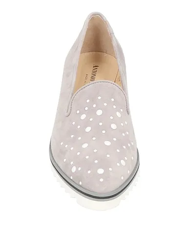 https://images.styletyx.com/images/light-grey-leather-loafers-antonio-de-luca-1003866856_4.webp