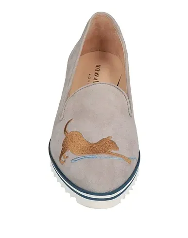 https://images.styletyx.com/images/light-grey-leather-loafers-antonio-de-luca-1004908456_4.webp