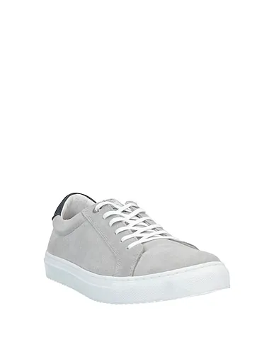 https://images.styletyx.com/images/light-grey-leather-sneakers-barbour-13261885_2.webp