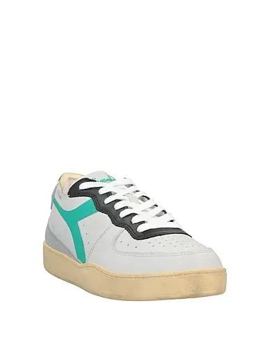 https://images.styletyx.com/images/light-grey-leather-sneakers-diadora-heritage-3253617_2.webp