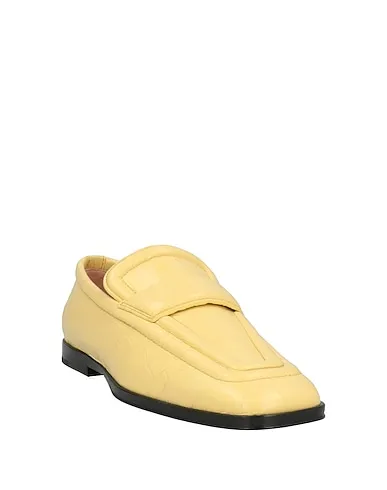 https://images.styletyx.com/images/light-yellow-leather-loafers-bottega-veneta-13321072_2.webp