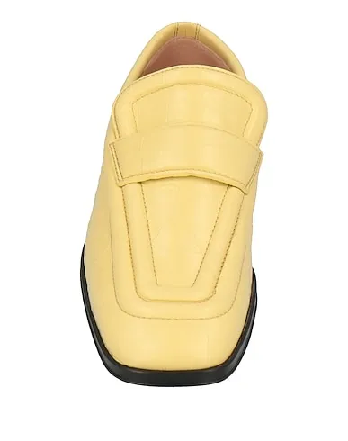 https://images.styletyx.com/images/light-yellow-leather-loafers-bottega-veneta-13321072_4.webp