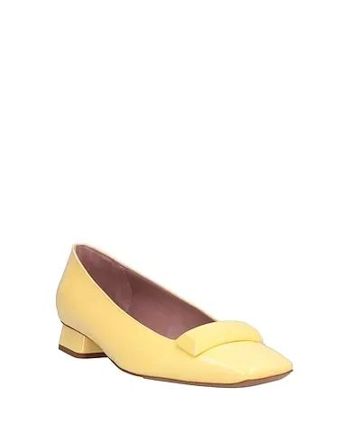 https://images.styletyx.com/images/light-yellow-leather-pump-rayne-13155503_2.webp