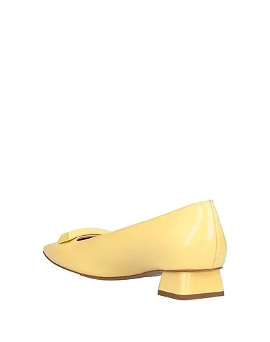 https://images.styletyx.com/images/light-yellow-leather-pump-rayne-13155503_3.webp