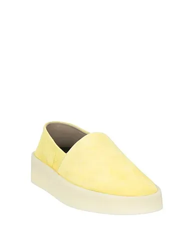 https://images.styletyx.com/images/light-yellow-leather-sneakers-fear-of-god-1350405763_2.webp