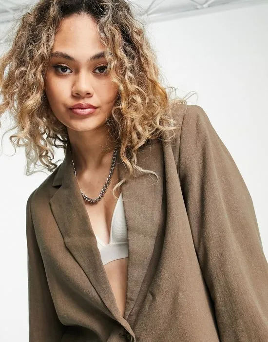 https://images.styletyx.com/images/linen-blazer-in-brown-part-of-a-set-weekday-1906062_3.webp
