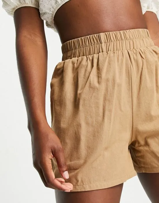 https://images.styletyx.com/images/linen-look-shorts-in-tan-missguided-2870596_3.webp