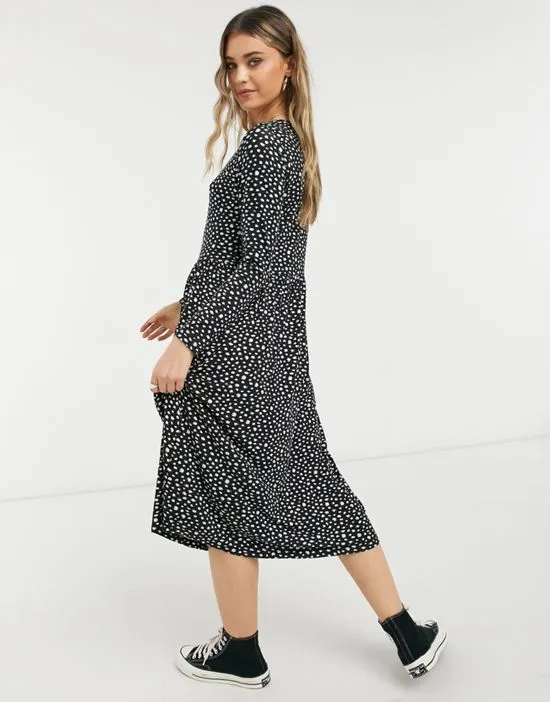 https://images.styletyx.com/images/long-sleeve-midi-smock-dress-in-black-smudge-spot-print-wednesday-s-girl-3269999_2.webp