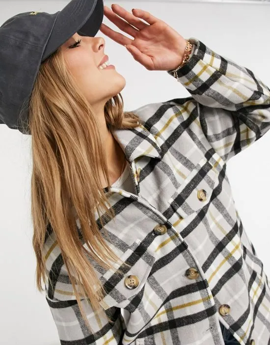 https://images.styletyx.com/images/longline-shacket-in-cream-and-blue-plaid-vero-moda-13336986_3.webp