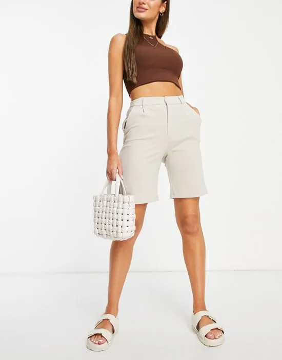 https://images.styletyx.com/images/longline-tailored-city-shorts-in-light-gray-jdy-1865973_4.webp