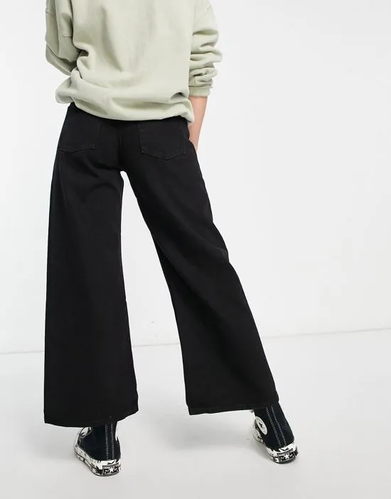 https://images.styletyx.com/images/mamiko-wide-leg-cropped-jeans-in-black-monki-3053217_2.webp