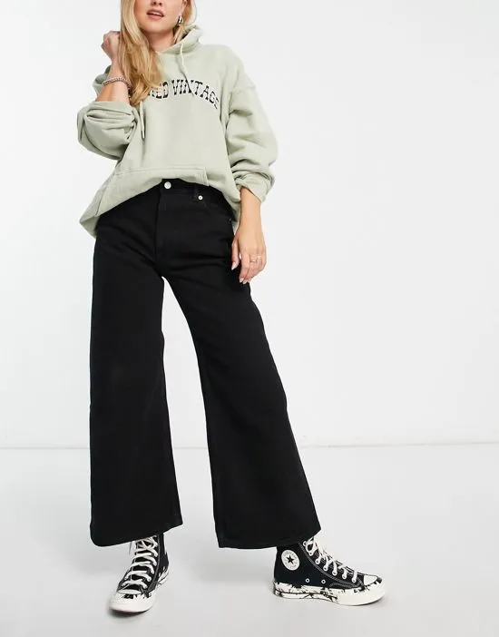 https://images.styletyx.com/images/mamiko-wide-leg-cropped-jeans-in-black-monki-3053217_4.webp