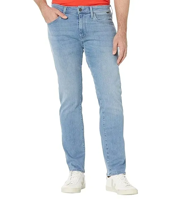 https://images.styletyx.com/images/marcus-slim-straight-in-light-brushed-supermove-mavi-jeans-2052854_1.webp