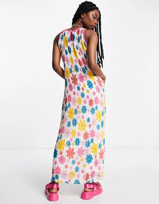 https://images.styletyx.com/images/maxi-dress-in-vintage-floral-plisse-native-youth-1820329_2.webp