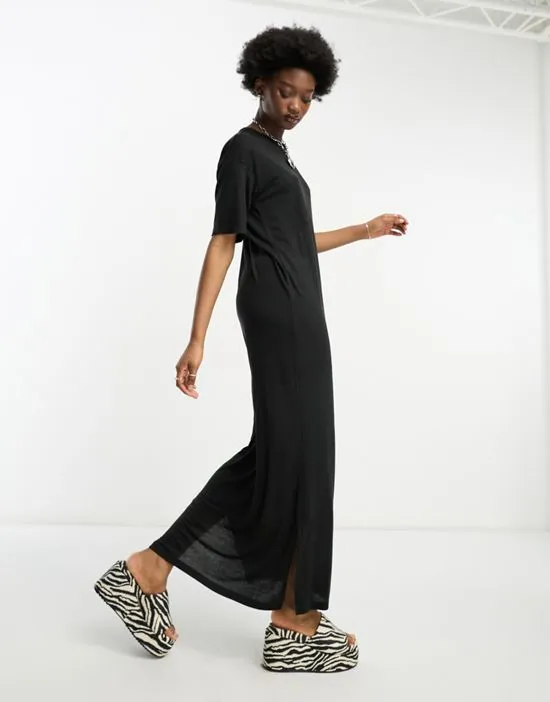 https://images.styletyx.com/images/maxi-t-shirt-dress-in-black-noisy-may-95506017_3.webp