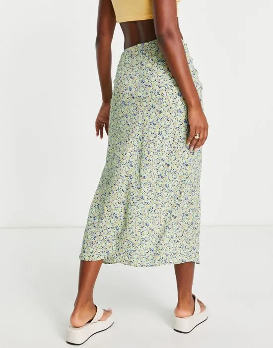 https://images.styletyx.com/images/midi-slip-skirt-with-ruched-side-in-floral-print-stradivarius-2487670_3.webp