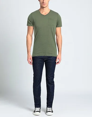 https://images.styletyx.com/images/military-green-jersey-t-shirt-smiling-london-13198342_2.webp