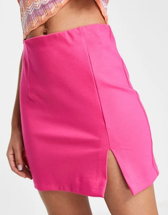 https://images.styletyx.com/images/mini-skirt-with-split-hem-in-pink-stradivarius-2035127_2.webp