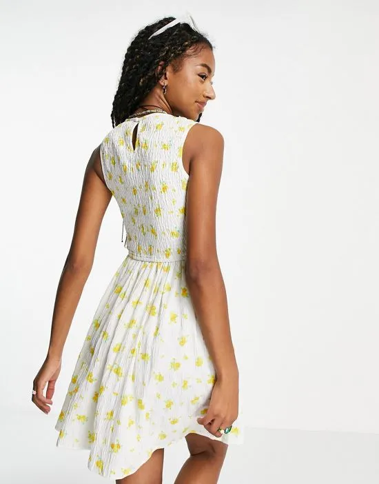 https://images.styletyx.com/images/mini-smock-dress-with-shirring-detail-in-white-yellow-ditsy-floral-daisy-street-2111824_2.webp