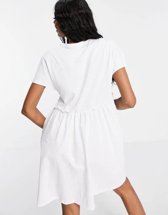 https://images.styletyx.com/images/mini-smock-t-shirt-dress-in-white-noisy-may-tall-2784439_2.webp