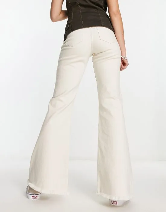 https://images.styletyx.com/images/nat-wide-leg-jeans-with-pocket-detail-in-ecru-noisy-may-1005068715_2.webp