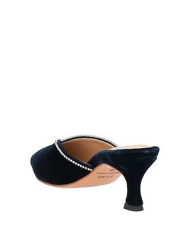 https://images.styletyx.com/images/navy-blue-velvet-mules-and-clogs-zyne-1225921512_3.webp