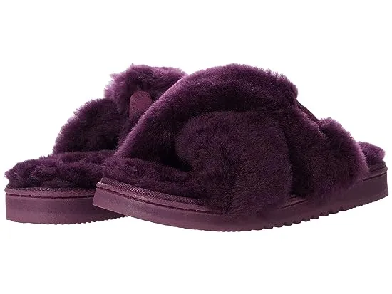 https://images.styletyx.com/images/new-castle-genuine-shearling-cross-band-slide-fireside-by-dearfoams-2374416_1.webp