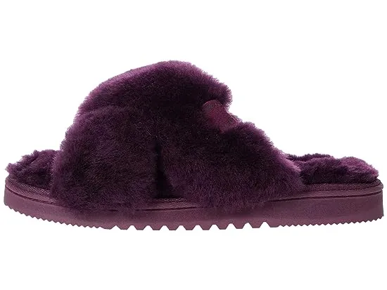 https://images.styletyx.com/images/new-castle-genuine-shearling-cross-band-slide-fireside-by-dearfoams-2374416_4.webp