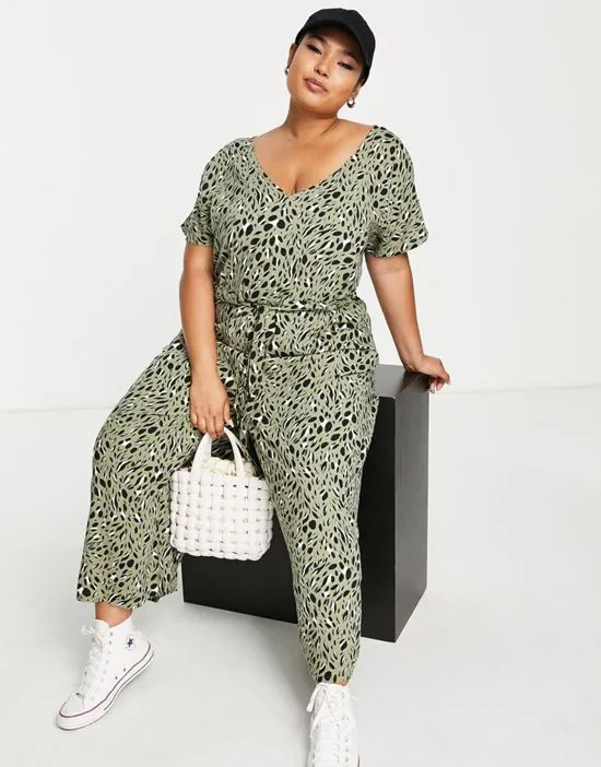 https://images.styletyx.com/images/new-look-curve-wrap-front-jumpsuit-in-green-animal-print-new-look-3140175_4.webp