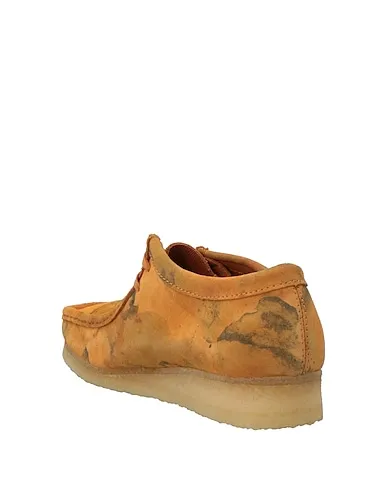 https://images.styletyx.com/images/ocher-leather-laced-shoes-clarks-originals-13065690_3.webp