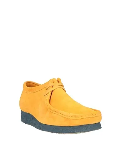 https://images.styletyx.com/images/ocher-leather-laced-shoes-clarks-originals-711562378_2.webp