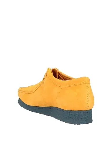 https://images.styletyx.com/images/ocher-leather-laced-shoes-clarks-originals-711562378_3.webp
