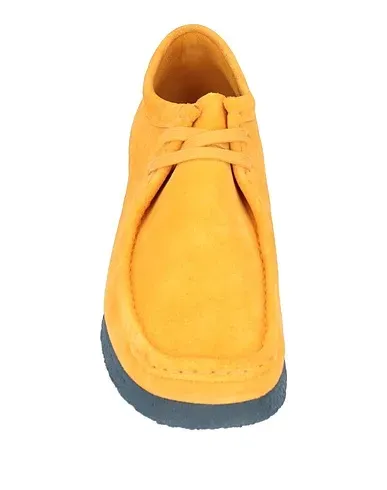 https://images.styletyx.com/images/ocher-leather-laced-shoes-clarks-originals-711562378_4.webp