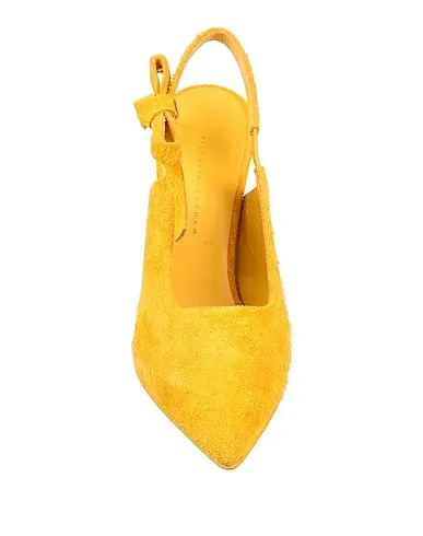 https://images.styletyx.com/images/ocher-pump-victoria-beckham-3297474_4.webp