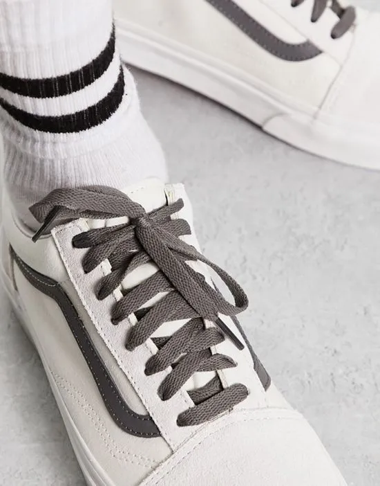 https://images.styletyx.com/images/old-skool-sneakers-in-off-white-with-gray-side-stripe-vans-13429415_3.webp