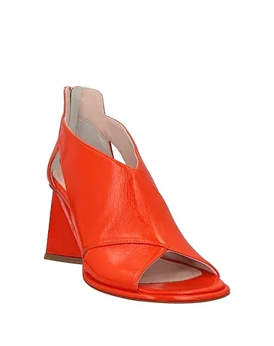 https://images.styletyx.com/images/orange-leather-sandals-strategia-12985216_2.webp