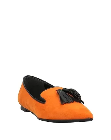 https://images.styletyx.com/images/orange-velvet-loafers-giulia-neri-1906558800_2.webp