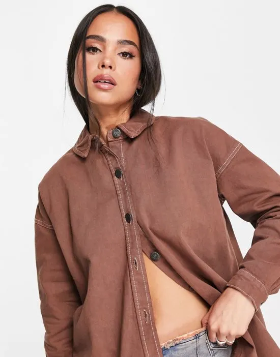 https://images.styletyx.com/images/oversized-denim-shirt-in-chocolate-brown-noisy-may-2206096_4.webp