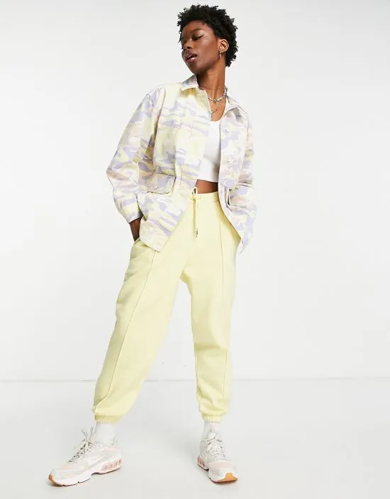 https://images.styletyx.com/images/oversized-lightweight-shacket-in-pastel-camo-print-topshop-1910278_2.webp