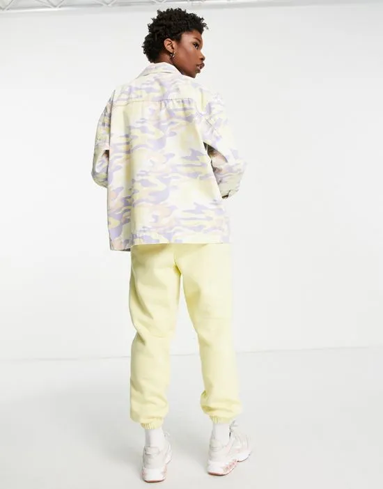https://images.styletyx.com/images/oversized-lightweight-shacket-in-pastel-camo-print-topshop-1910278_3.webp