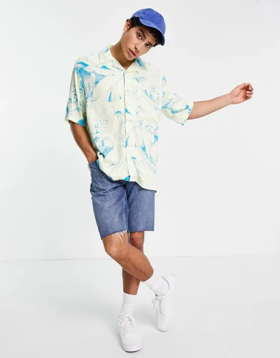 https://images.styletyx.com/images/oversized-revere-collar-shirt-with-mushroom-print-in-yellow-only-sons-13001288_3.webp