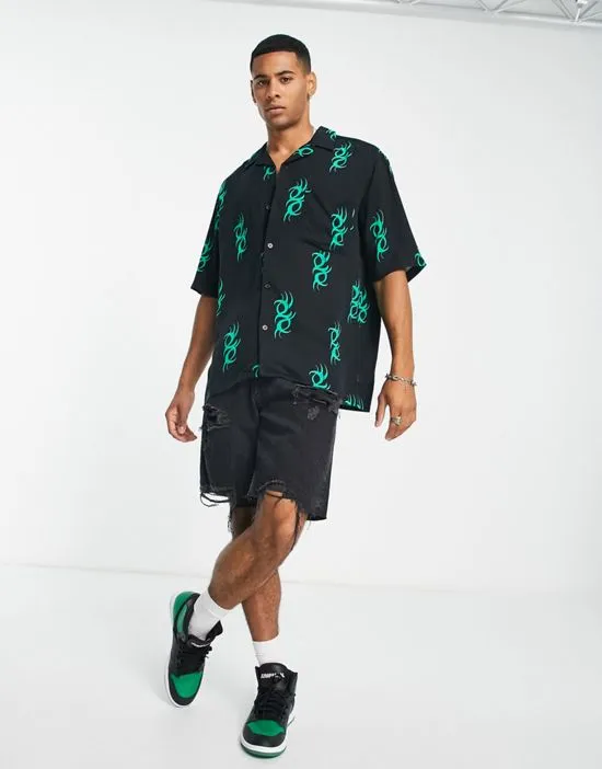 https://images.styletyx.com/images/oversized-revere-shirt-in-90s-print-in-black-only-sons-2475351_4.webp