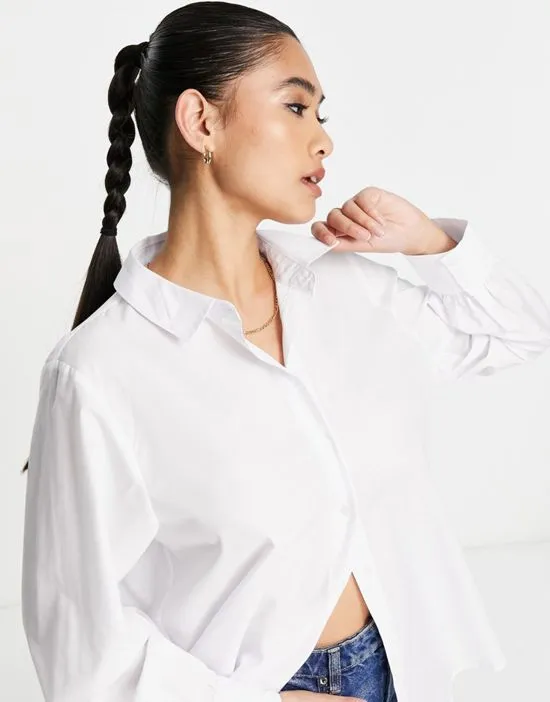 https://images.styletyx.com/images/oversized-shirt-in-white-vero-moda-1004192279_3.webp
