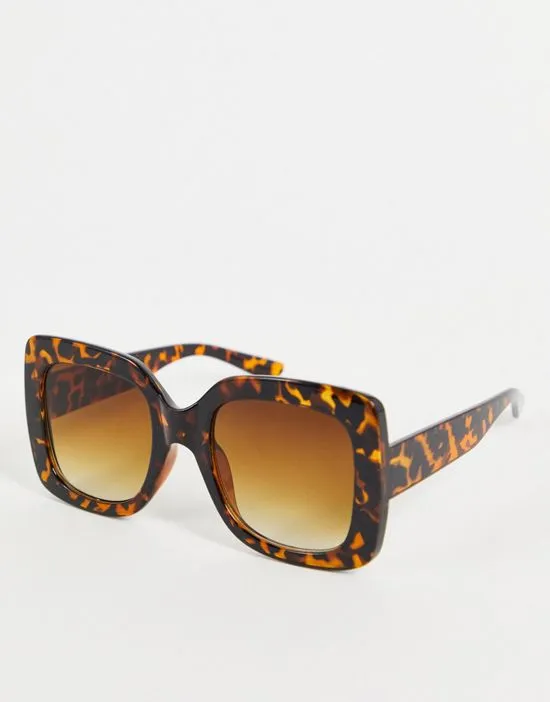 https://images.styletyx.com/images/oversized-square-sunglasses-with-tortoiseshell-frame-noisy-may-13060823_1.webp
